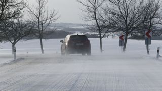 Vítr a sníh potrápí řidiče i v dalších dnech, varují meteorologové